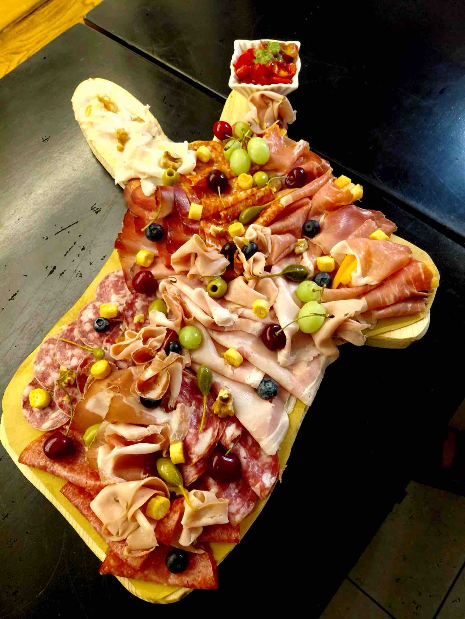 Selezione salumi di Nerone, presentata sul caratteristico tagliere a forma di asino