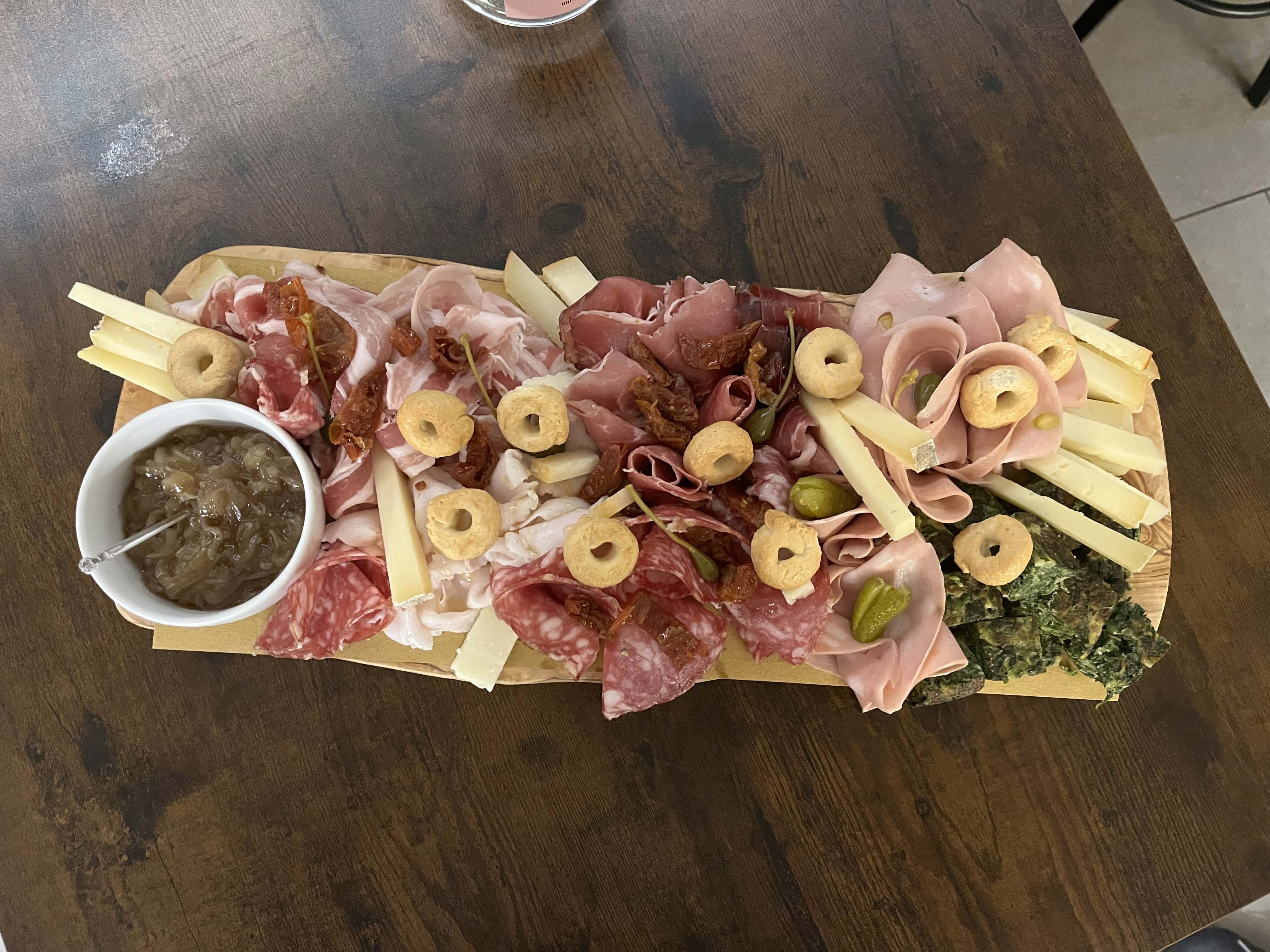 Tagliere XL di Nerone: selezione di salumi, formaggi, crostini e sott'oli